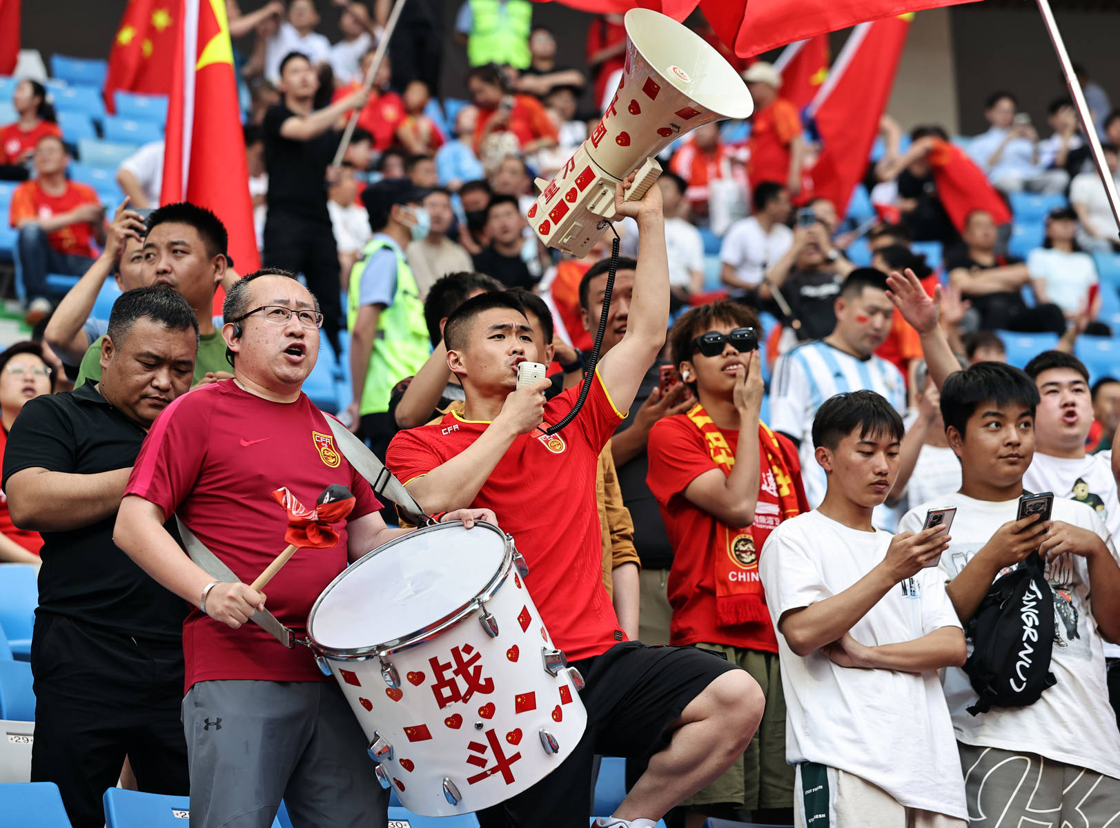 包含国际篮球盛事激战正酣，球迷狂热助威的词条